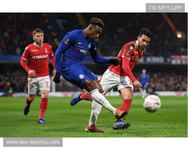 切尔西边路换位形成空档，传中直送门前成优势