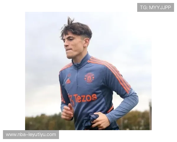 曼联连续推进到禁区，加纳乔侧身扫射命中